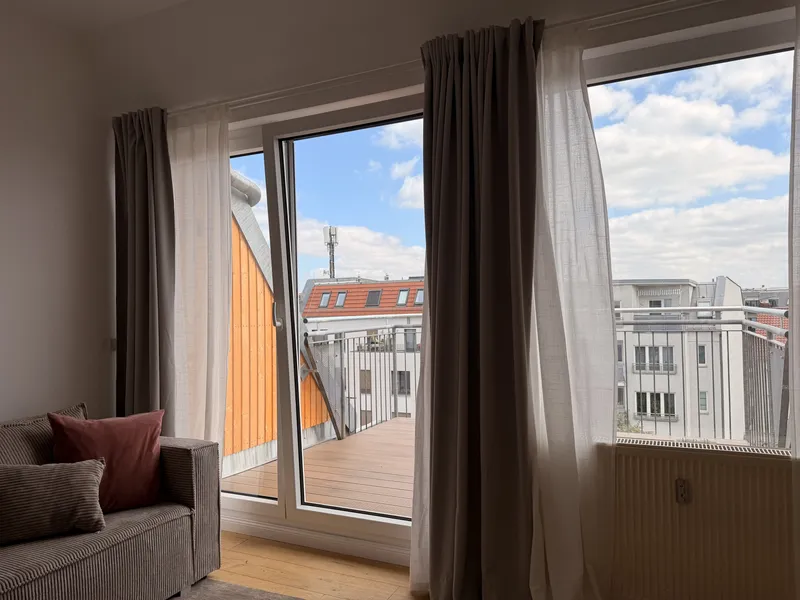 Stilvoll möblierte, vollständig sanierte 2-Zimmer-Dachgeschosswohnung mit großer Dachterrasse — photo 1
